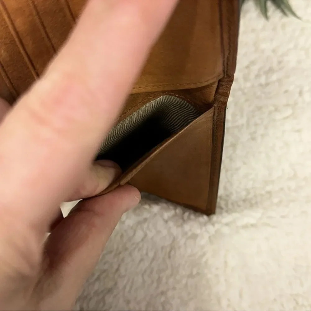 GUESS Tan Camel Brown Genuine Leather Billfold Bifold Wallet